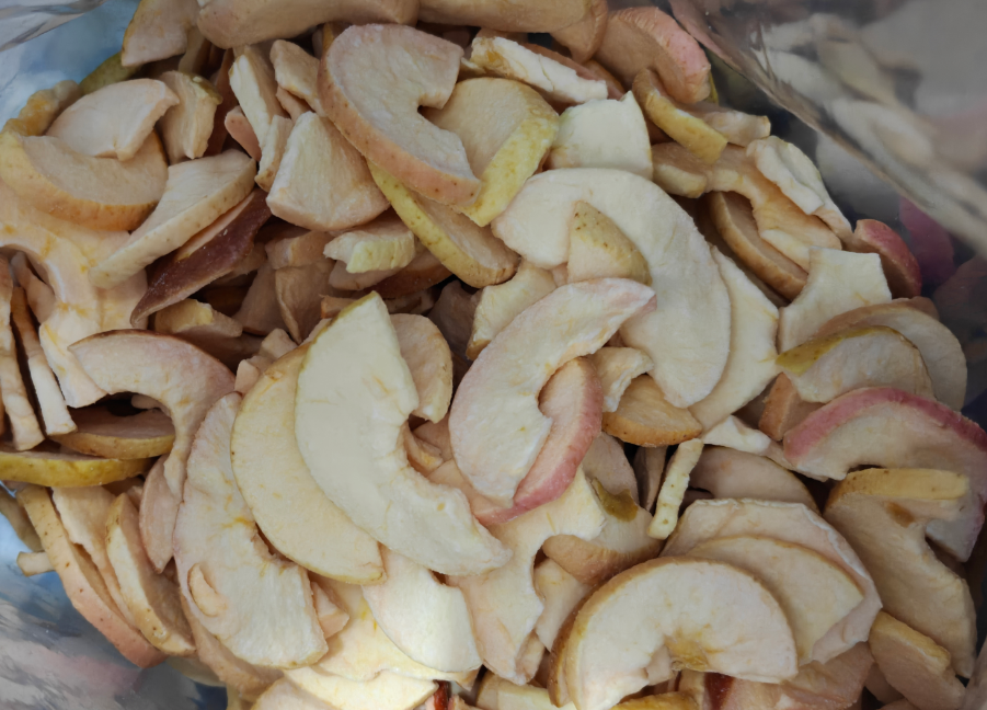 Vacuum fried apple slice